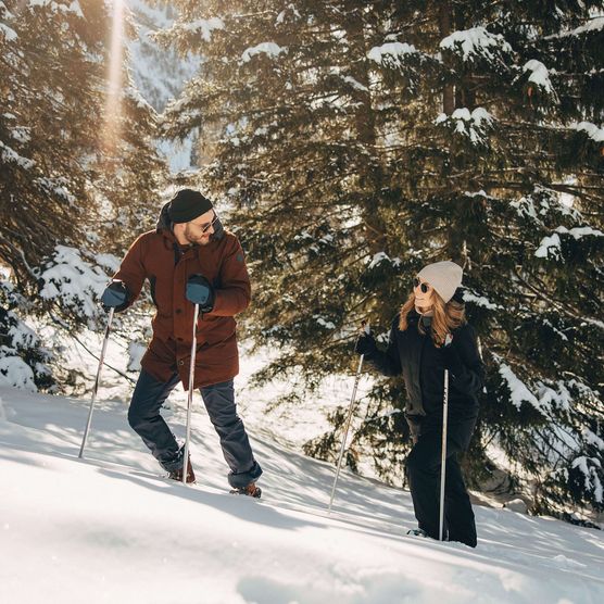 Foto zwei Schneeschuhläufer am Waldrand - zum Foto