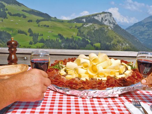 Foto Schön garnierte Wurst- und Käseplatte auf der Alp - zum Foto