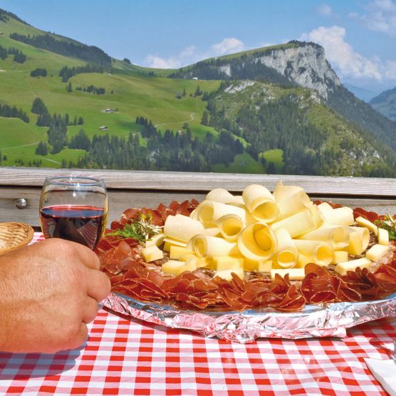 Foto Schön garnierte Wurst- und Käseplatte auf der Alp - zum Foto