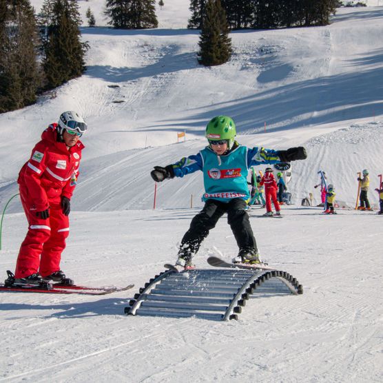 Photo Enfants franchissant un obstacle à ski - voir photo