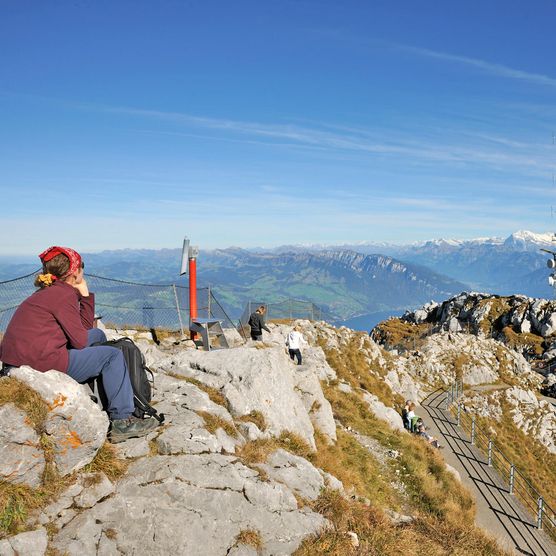 Foto Verschiedene Personen geniessen die Aussicht auf dem Gipfel des Stockhorns - zum Foto