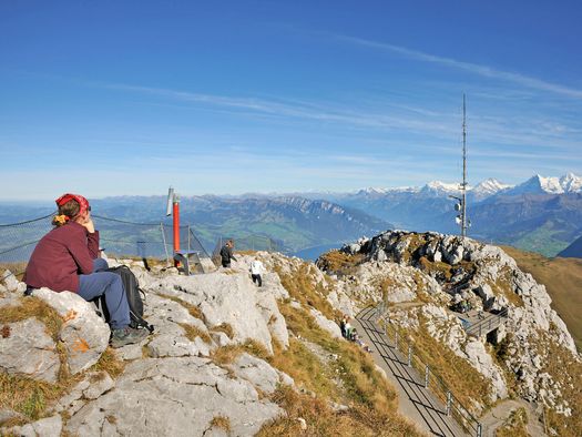 Foto Verschiedene Personen geniessen die Aussicht auf dem Gipfel des Stockhorns - zum Foto