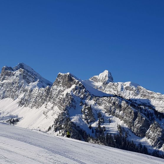 Picture Mountain range at the end of the valley - to the picture