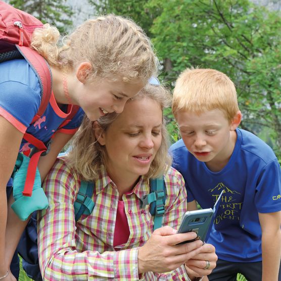 Eine Familie übt das Jodellied - zum Foto