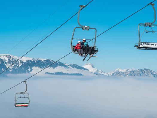 Foto Sessellift Grimmialp mit daraufsitzenden Skifahrern - zum Foto