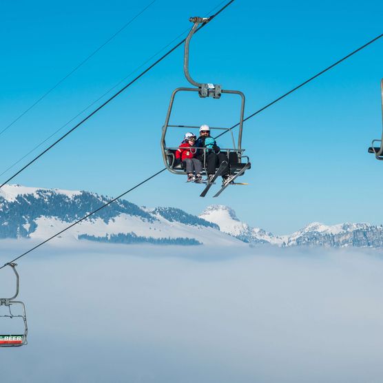 Foto Sessellift Grimmialp mit daraufsitzenden Skifahrern - zum Foto